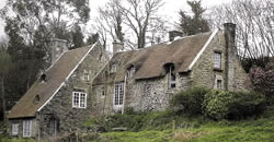 maison en chaume et pierre